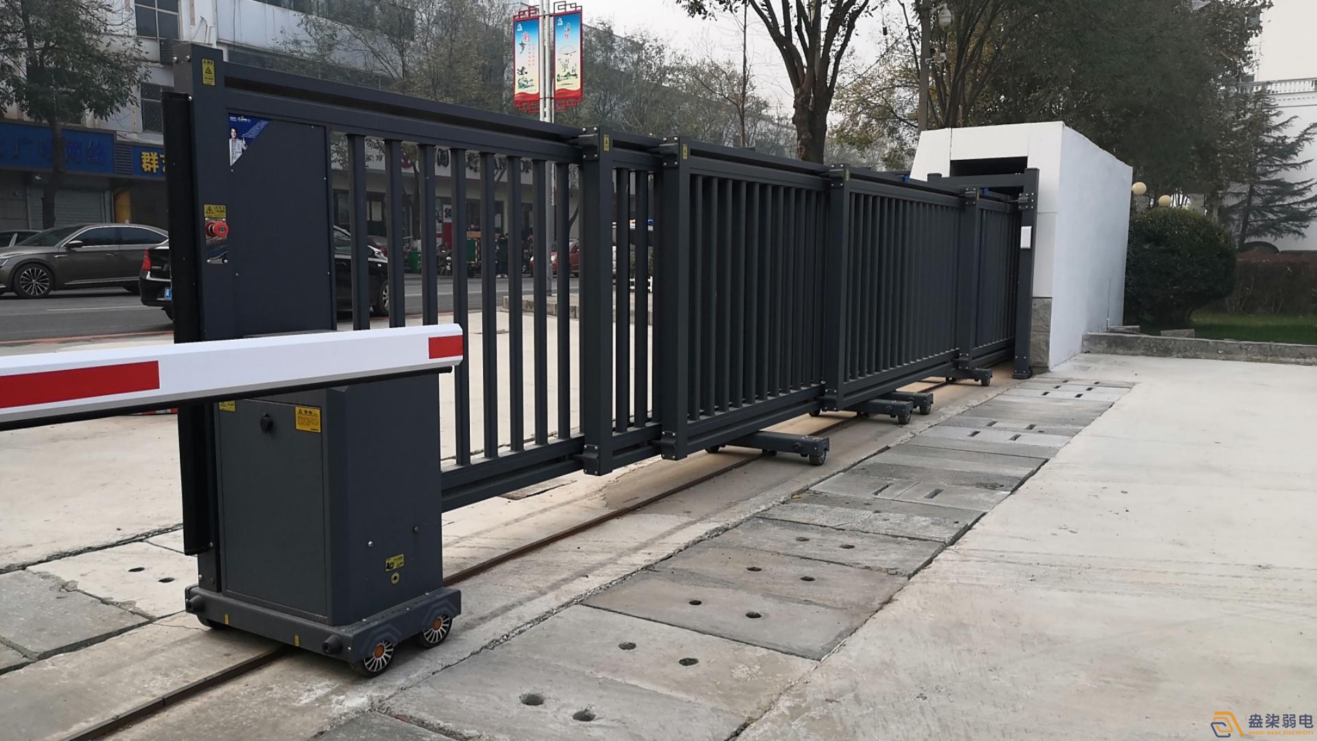 工廠門禁怎么選？三輥閘+一卡通方案更實用